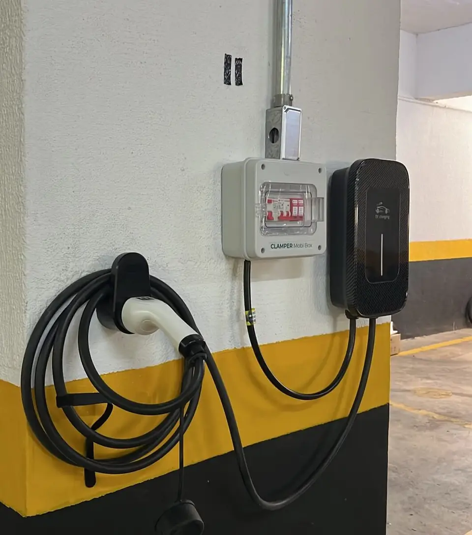 Garagem de condomínio com carregadores para carros elétricos instalados nos pilares