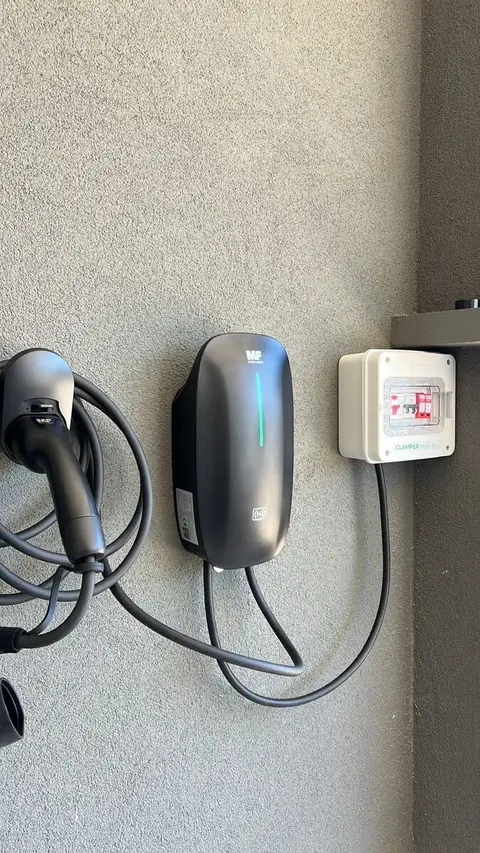 Carregador wallbox instalado na parede de uma garagem residencial moderna